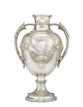Coppa biansata in argento "Kadir Cup 1888", corpo decorato con scene di caccia