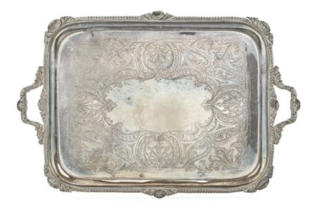 Vassoio biansato in argento con cavetto riccamente inciso a volute fogliate e m