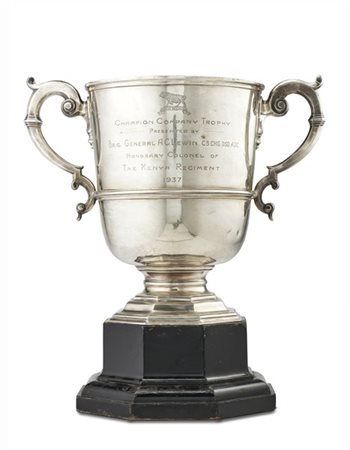 * Trofeo biansato in argento inciso con lo stemma del Kenya Regiment raffiguran