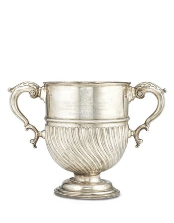 * Coppa biansata in argento "Grand Aggregate Challenge Cup presented for annual