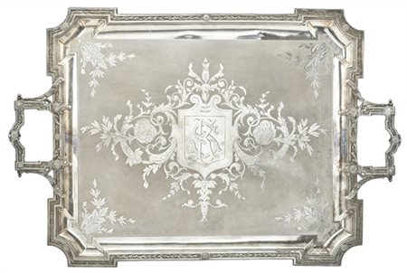 * Vassoio biansato in argento con cavetto riccamente inciso e decorato a volute