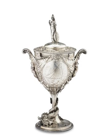 * Coppa in argento interamente decorata a motivi marini con medaglione raffigur