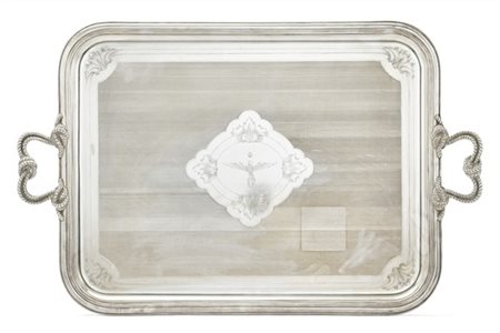 * Grande vassoio biansato in argento decorato nel cavetto da aquila sabauda ad