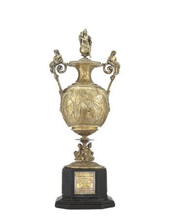 * Coppa in argento dorato con corpo ovoidale con riserve sbalzate e cesellate r