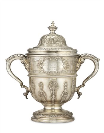 * Trofeo in argento con corpo riccamente sbalzato e cesellato a motivi geometri