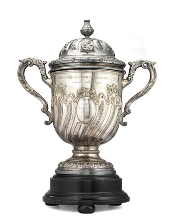 * Coppa in argento biansata con dedica "14 Aprile 1883 - 14 Aprile 1908, Alle L
