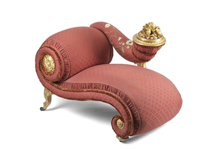 Piccola dormeuse rivestita in raso lavorato con struttura in legno dorato e int