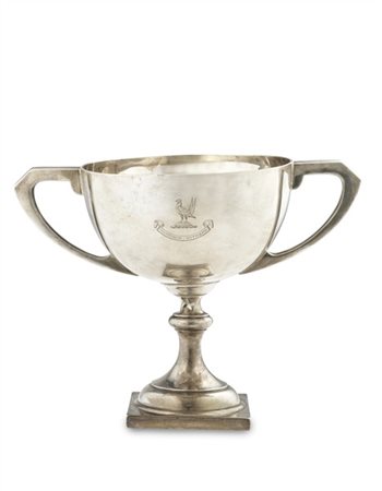 * Coppa biansata in argento con motto "Moribus Antiquis" e volatile, anse sagom