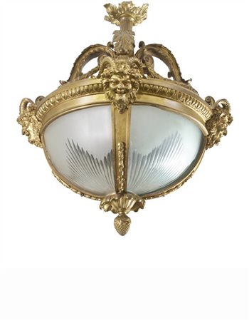 Grande lampadario in bronzo decorato da mascheroni raffiguranti teste di satiri