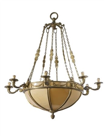 Lampadario a otto luci con struttura in bronzo dorato decorato a festoni con br