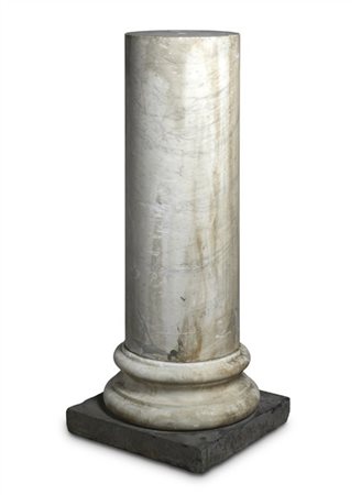 Colonna con base di forma circolare poggiante su supporto di forma squadrata, i