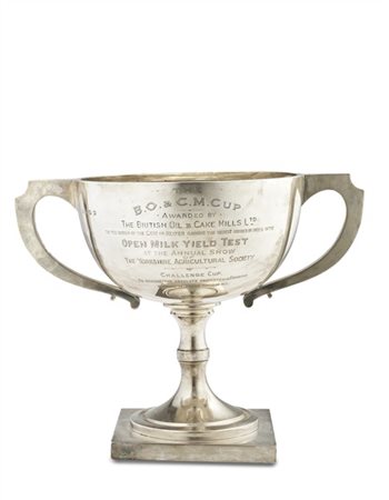 Trofeo biansato in argento iscritto "The B.O&C.M.CUP awarded by The British Oil