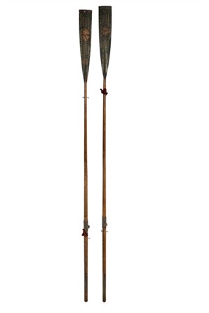 Coppia di remi trofeo del 1875-1879 in legno con pale laccate, iscritte e decor