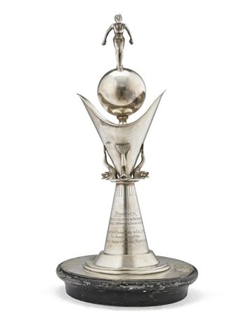 Trofeo di nuoto in argento decorato da nuotatrice su sfera sorretta da delfini