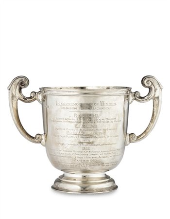 Coppa biansata in argento iscritta "In Commemoration of Winners belonging to G.