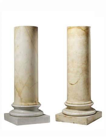 Coppia di colonne portabusto in marmo giallo venato con basi scolpite in marmi