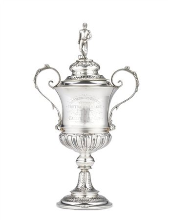 Trofeo calcistico in argento biansato con corpo iscritto " North Antrim And Dis