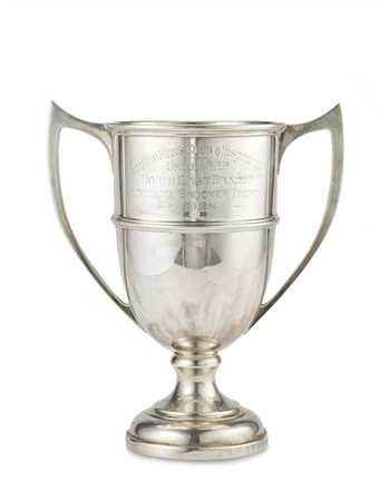 * Trofeo in argento a corpo liscio con anse sagomate iscritto "Working Men's Cl