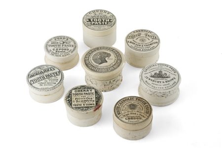 Manifattura inglese di inizio secolo XX. Otto barattoli in ceramica per pasta d