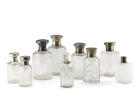 Nove bottigliette per profumi in vetro e cristallo molato e acidato. Una con tr