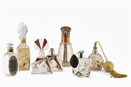 Lotto composto da lampada catalitica tipo Lampe Berger, tre diverse boccette in