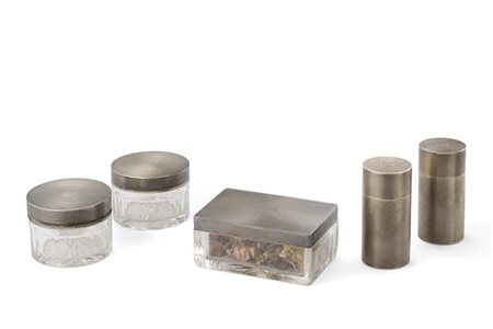 Parte di servizio da toilette composto da tre scatole con coperchi in argento e
