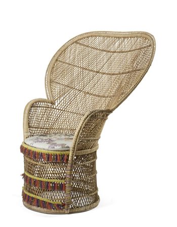Poltrona a pavone in vimini intrecciato con seduta decorata a passameneria e na