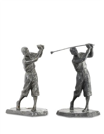 Ignoto del secolo XX. Due trofei raffiguranti giocatori di golf in metallo brun