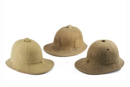 Insieme di tre caschi coloniali del periodo della Guerra d'Etiopia rivestiti in