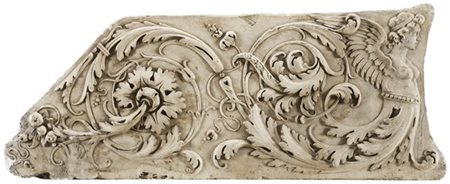 Fregio in gesso decorato da figura alata con volute e foglie d'acanto (cm 46x12