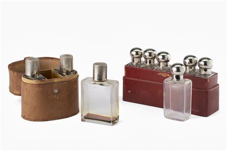 Scatola in pelle rossa contenente sei boccette in vetro per profumo impressa in