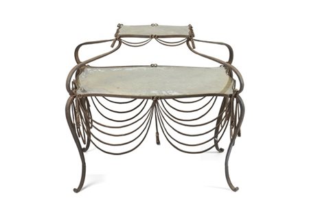 Etagere in ferro battuto a due ripiani a specchio di forma sagomata, decorato a