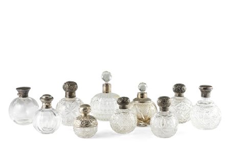 Dieci boccette porta profumo in vetro e cristallo molato di forma sferica e di