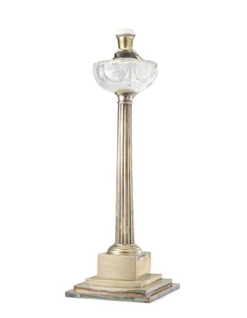 Lampada ad olio con fusto a colonna scanalato, base rettangolare gradonata iscr