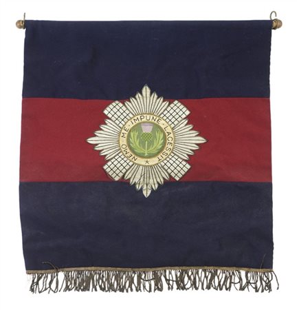 Stendardo delle Scots Guards, reggimento britannico con cardo scozzese con mott