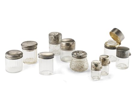 Dieci contenitori differenti da toilette in vetro e cristallo. Coperchi in arge