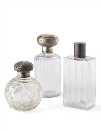 Tre boccette porta profumo in vetro e cristallo molato e acidato di epoche e mi