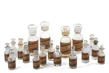 Quattordici bottiglie da farmacia di misure differenti e quattro versatoi in ve