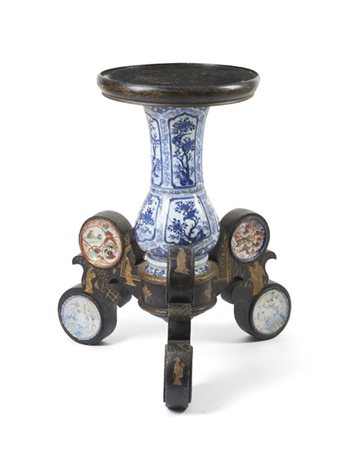 Base orientale in legno laccato e dorato a chineserie con fusto a vaso in porce