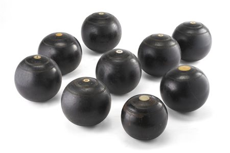 Nove bocce inglesi da prato in legno ebanizzato con dettagli in osso e bachelit