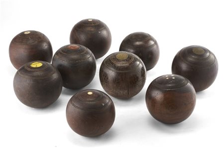 Nove bocce inglesi da prato in legno con dettagli in osso e bachelite (difetti)