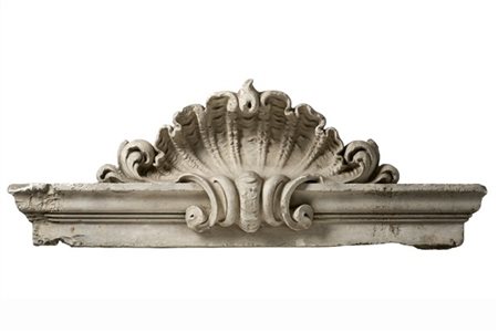 Elemento ornamentale in gesso sormontato da valva di conchiglia entro volute fo