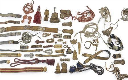 Lotto composto da numerose finiture e accessori di militaria, principalmente de