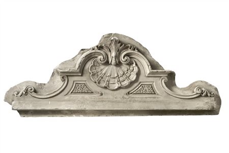 Timpano in gesso decorato a volute, centrato da valva di conchiglia (cm 130x55)