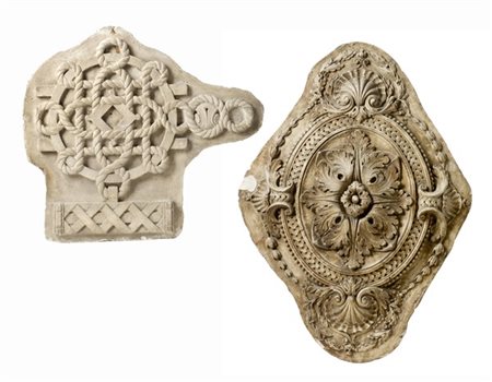 Due elementi ornamentali in gesso decorati a motivi geometrici di cui uno con p