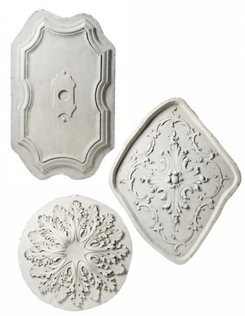 Tre elementi decorativi in gesso di forme differenti decorati a motivi vegetali