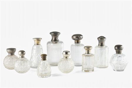 Dieci boccette porta profumo in vetro e cristallo molato e acidato di epoche e