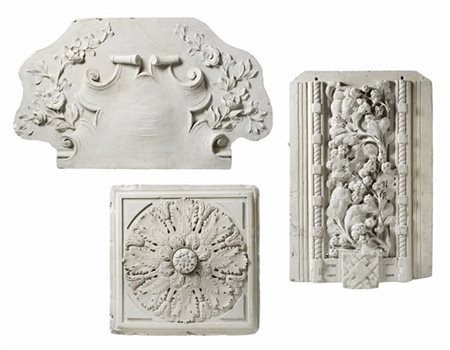 Gruppo di tre elementi decorativi in gesso decorati a motivi vegetali e floreal