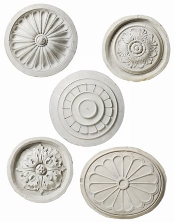 Gruppo di cinque rosoni in gesso decorati a motivi geometrici e vegetali (cm ma