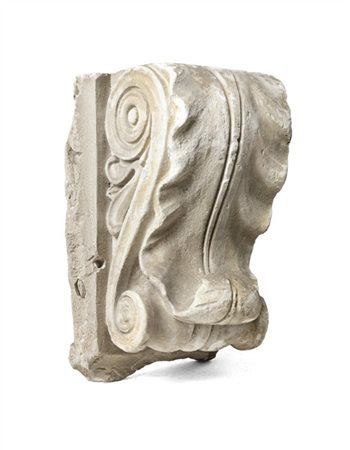 Tre capitelli a mensola in gesso decorati a foglie d'acanto (h. max cm 53) (dif